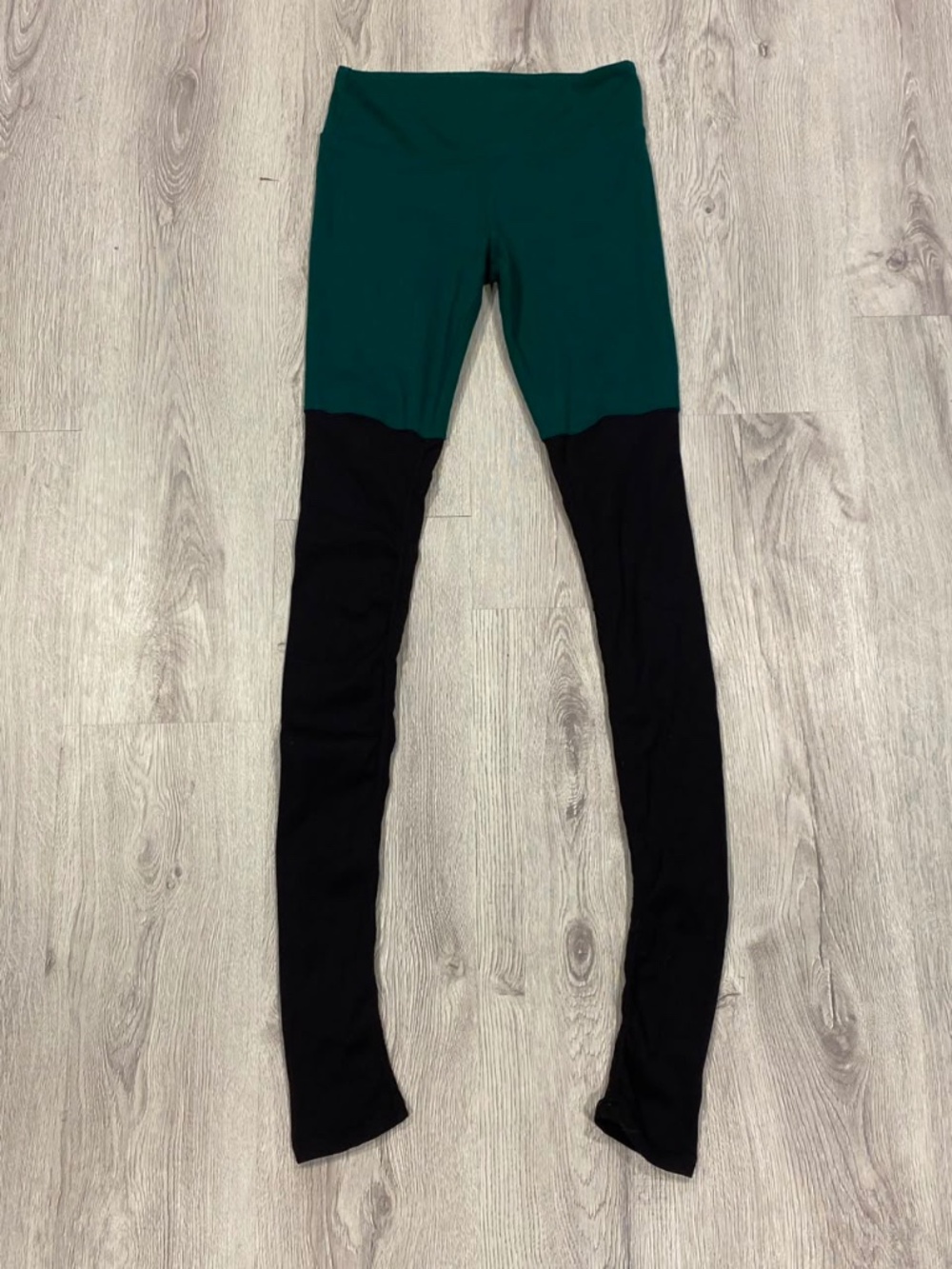 Alo Yoga Two-Tone Green and Black Ribbed Leggings Size Small